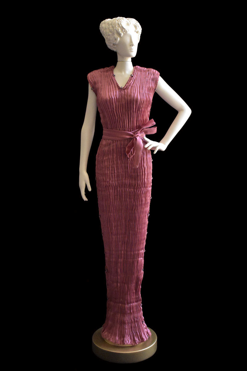 Diva - Statuetta di donna con abito Auriga plissettato in seta bordeaux - Roman