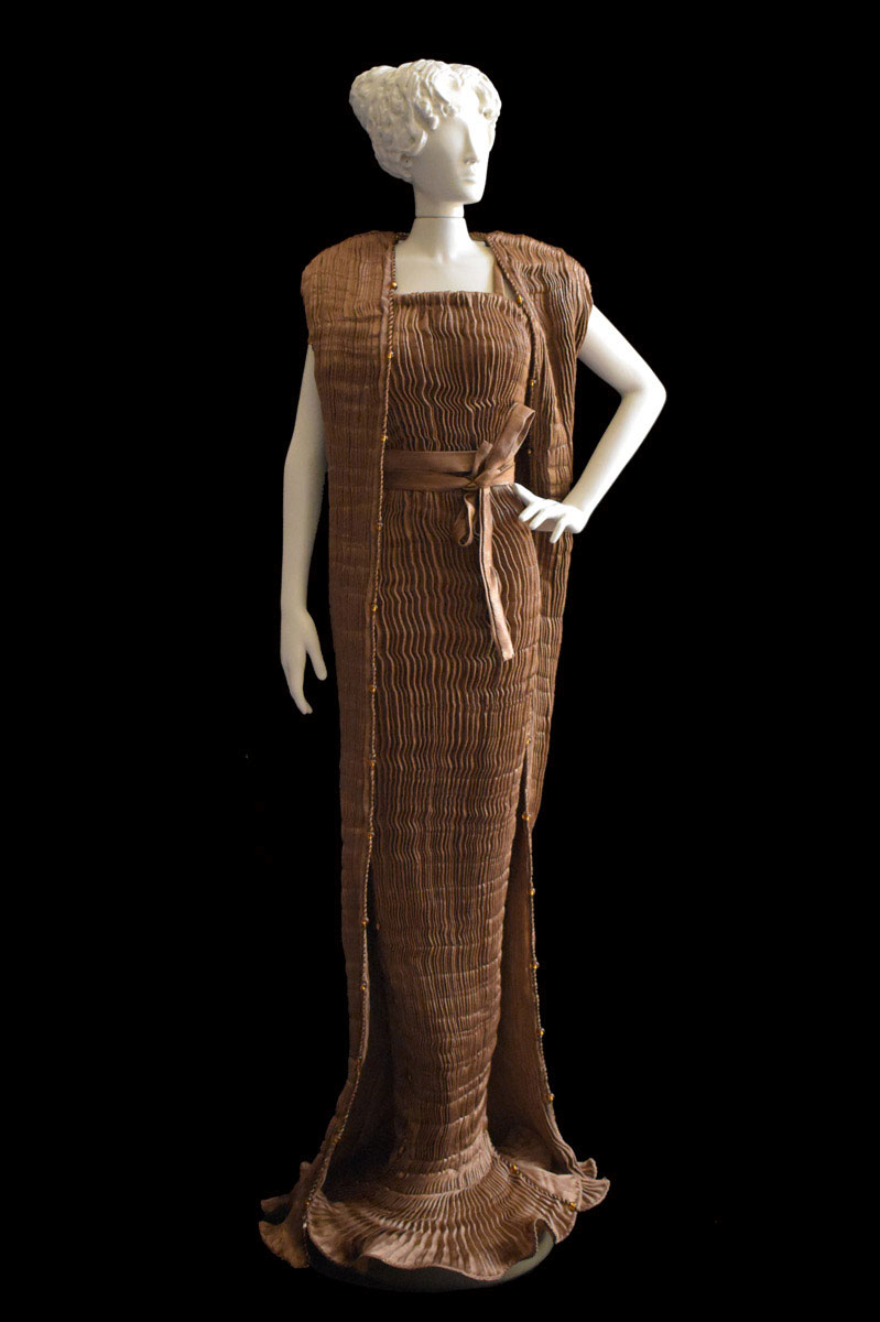 Diva - Statuetta di donna con abito Pretty plissettato e scialle in seta marrone tabacco - Roman